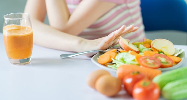 Joven asiática con comidas saludables