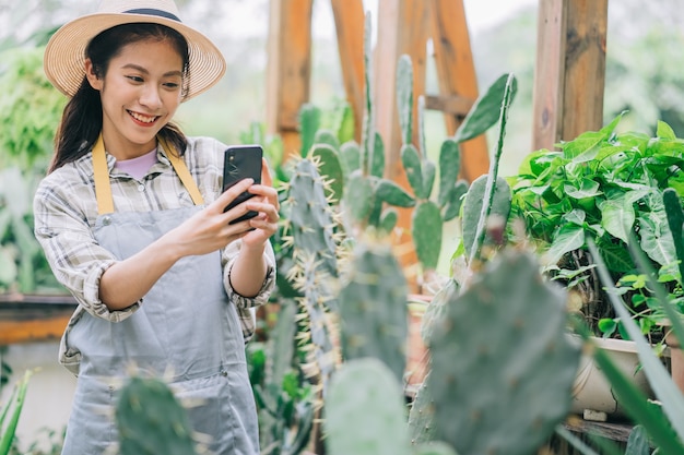 Joven asiática cuida el jardín