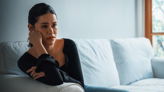 Foto una joven asiática deprimida con problemas de salud mental necesita un tratamiento extremo.