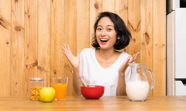 Joven asiática desayunando leche infeliz y frustrada con algo