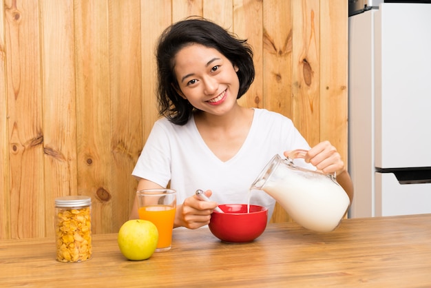 Joven asiática desayunando