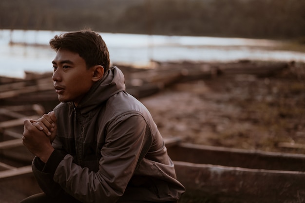 Joven asiática disfrutando de la mañana fría