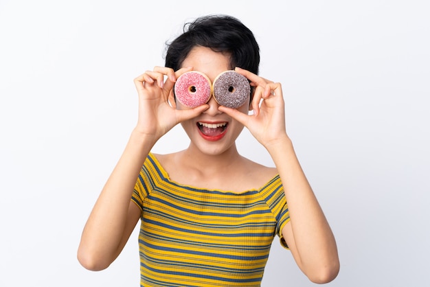 Joven asiática con donas en los ojos