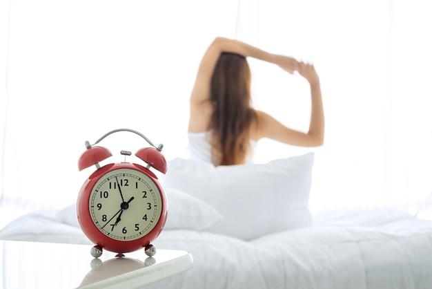 Joven asiática durmiendo en su cama por la noche, ella está descansando con los ojos cerrados.