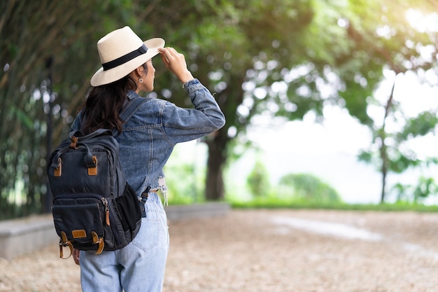 Joven asiática explora el bosque de vacaciones