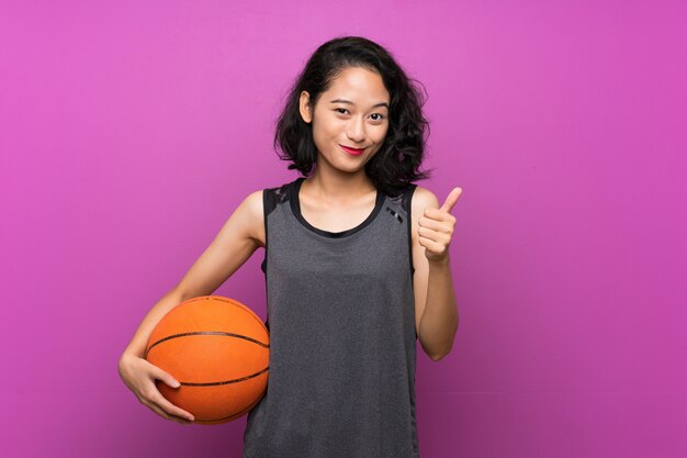 Joven asiática jugando baloncesto