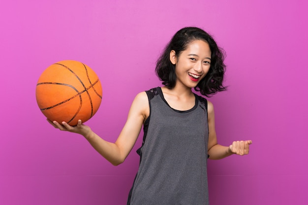 Joven asiática jugando baloncesto