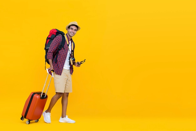 Joven asiática lista para viajar