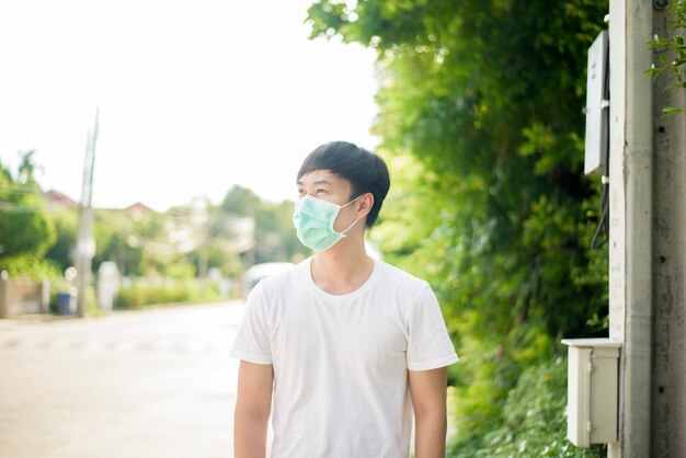 Joven asiática lleva mascarilla en la ciudad al aire libre