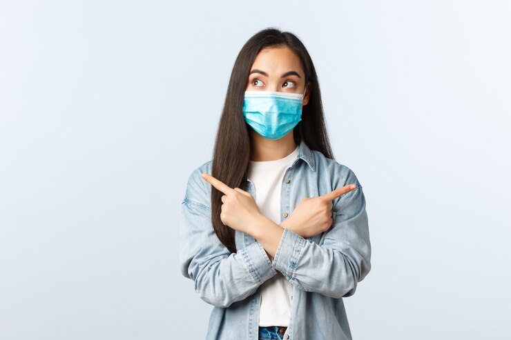 Foto joven asiática con una máscara protectora