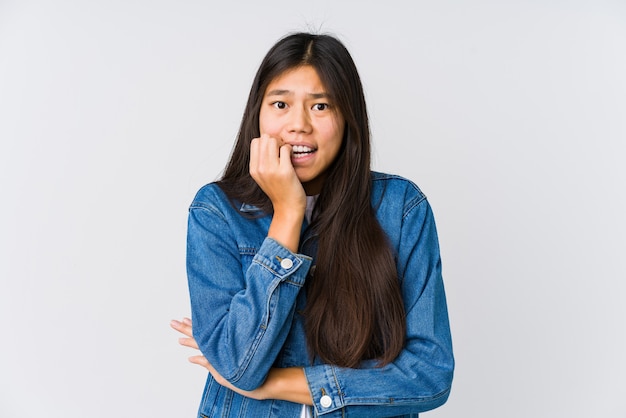 Joven asiática mordiéndose las uñas, nerviosa y muy ansiosa.