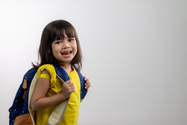 Joven asiática mostrando su brazo con vendaje amarillo después de vacunarse o inocularse, inmunización infantil, concepto de vacuna covid delta