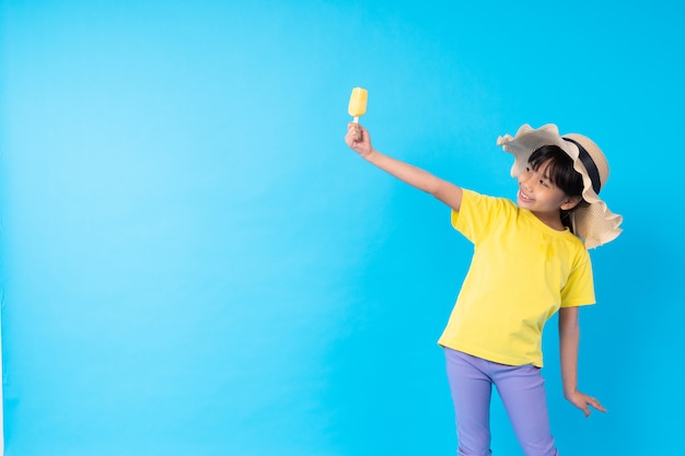 Joven asiática niña comiendo helado y publicando gracioso