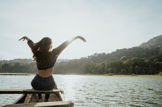 Foto joven asiática piragüismo en el lago