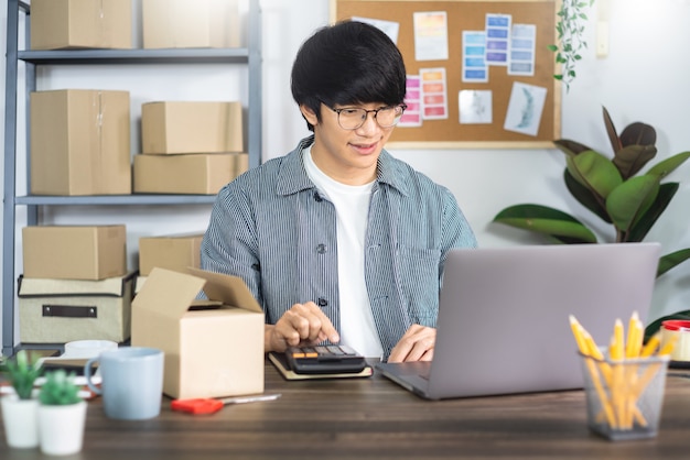 Joven asiática que trabaja en la oficina de servicio de entrega