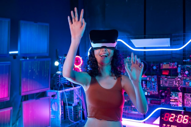 Una joven asiática que usa una caja vr de realidad virtual para jugar en línea o ver una película