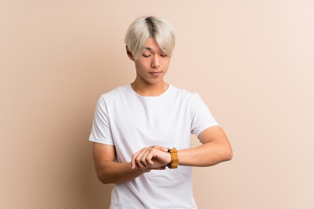 Joven asiática con reloj de pulsera