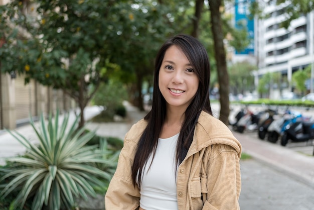 Una joven asiática sonríe a la cámara.