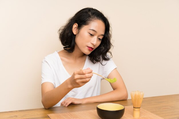 Joven asiática con té matcha