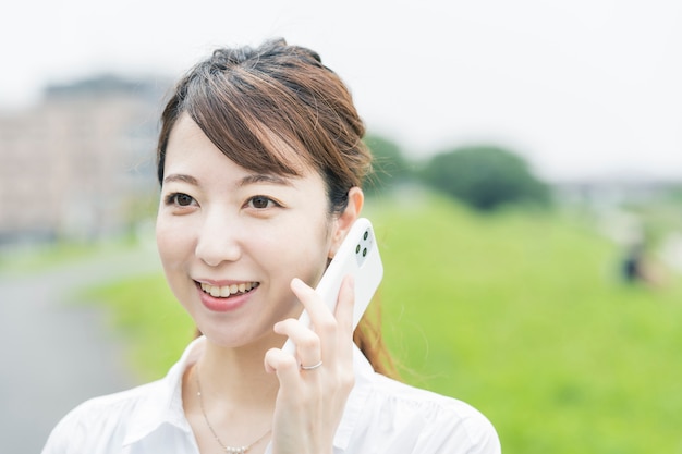 Joven asiática con un teléfono inteligente