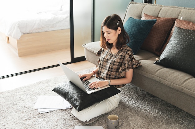 Foto joven asiática trabajando en casa