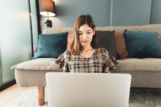 Foto joven asiática trabajando en casa