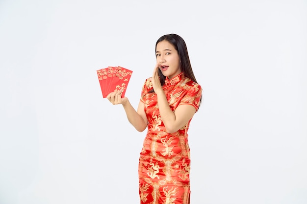 Joven asiática en vestido tradicional cheongsam rojo