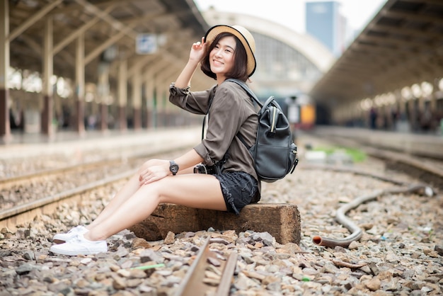 Joven asiática viaje mujer está disfrutando con hermoso lugar en Bangkok, Tailandia