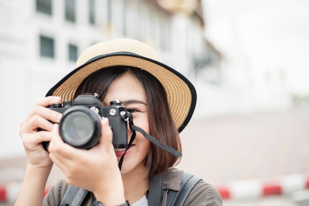 Joven asiática viaje mujer está disfrutando con hermoso lugar en Bangkok, Tailandia