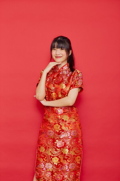 Joven asiática vistiendo cheongsam tradicional