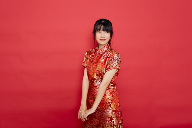 Joven asiática vistiendo cheongsam tradicional