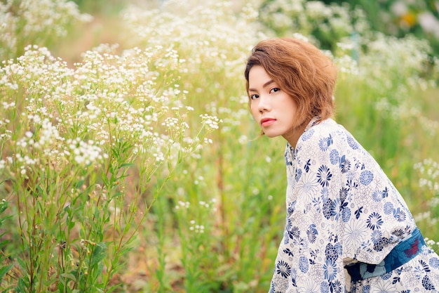 Joven asiática vistiendo kimono