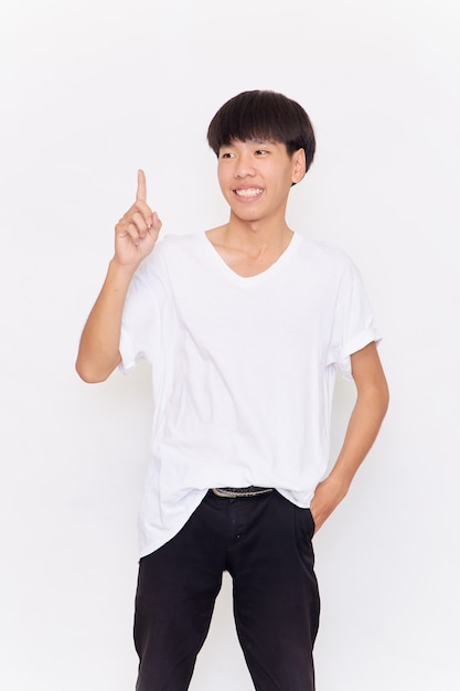 Joven asiático con una camiseta blanca