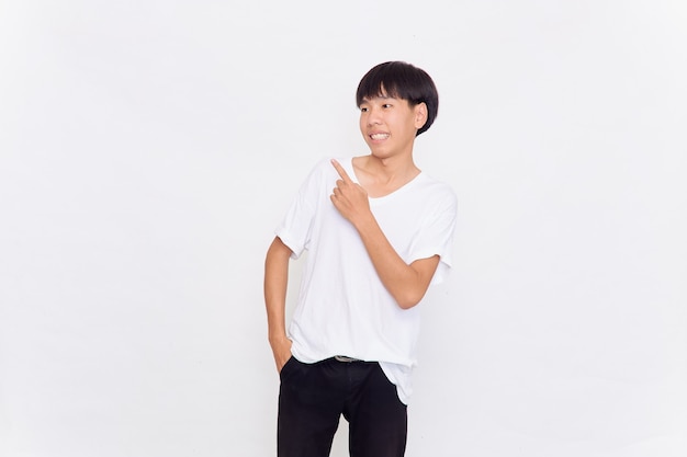 Joven asiático con una camiseta blanca