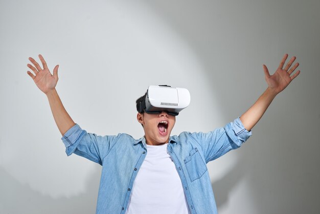 Joven asiático con casco de realidad virtual.