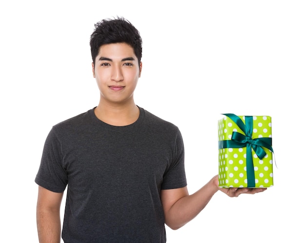 Joven asiático espera con caja de regalo