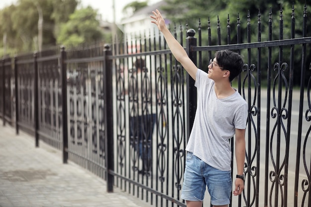 Joven asiático con gafas de sol al aire libre en la ciudad