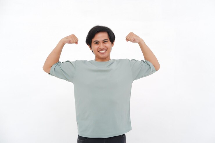 Un joven asiático levanta la mano para expresar fuerza con emociones variadas desde sonrisas hasta ira
