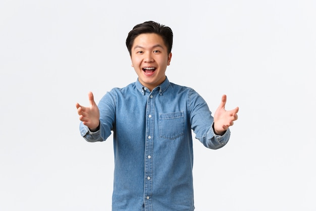 Joven asiático posando en el estudio