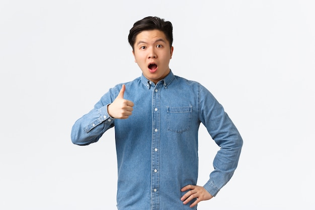 Joven asiático posando en el estudio