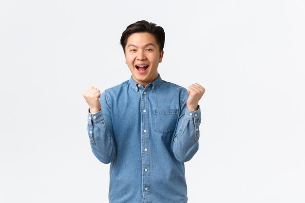 Joven asiático posando en el estudio