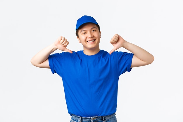 Joven asiático posando en el estudio