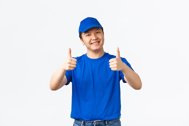 Joven asiático posando en el estudio