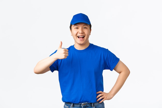 Joven asiático posando en el estudio