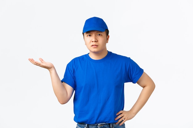 Joven asiático posando en el estudio