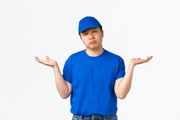 Joven asiático posando en el estudio