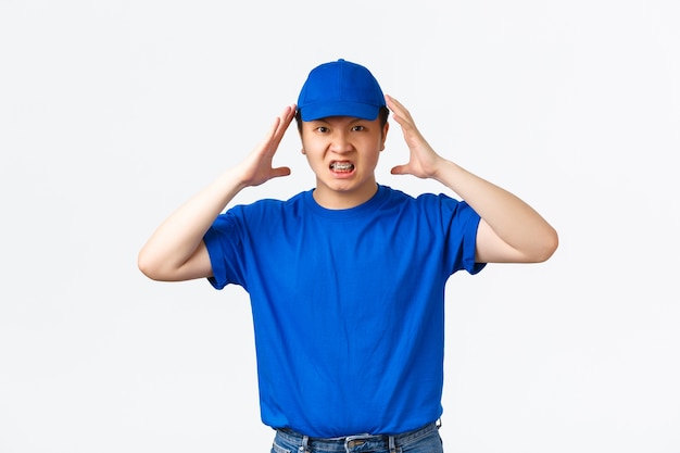 Joven asiático posando en el estudio