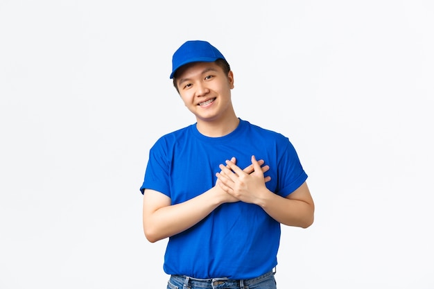 Joven asiático posando en el estudio