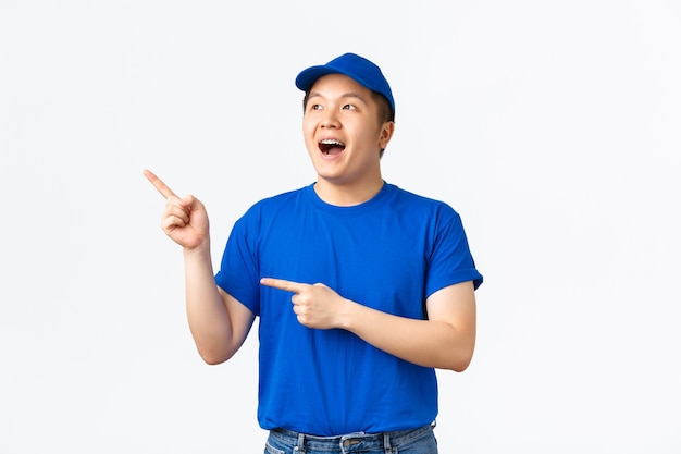 Joven asiático posando en el estudio