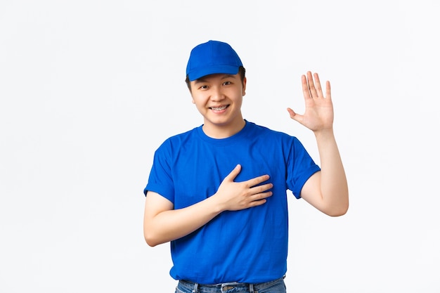 Joven asiático posando en el estudio